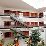 Отель Western Escapade 4*