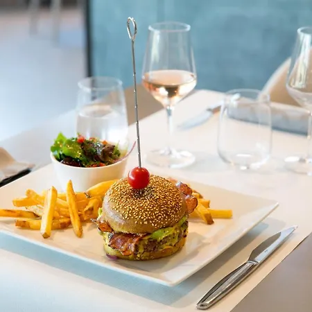 Western Escapade Senlis Hotel 4*
