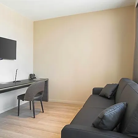 Western Escapade Hotel 4*